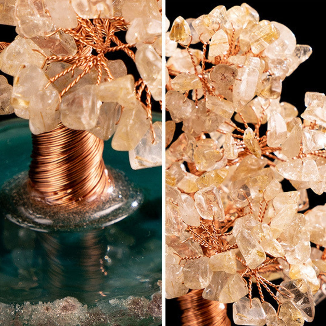 Arbre de vie décoratif fait à la main avec des pierres d'agate verte et du quartz rutile, le tronc est en fil de cuivre torsadé.