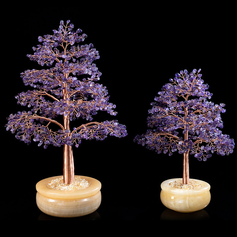 Deux arbres de vie décoratifs, l'un grand et l'autre plus petit, fabriqués avec des pierres d'améthyste violettes, des fils de cuivre et reposant sur des socles en onyx translucide.