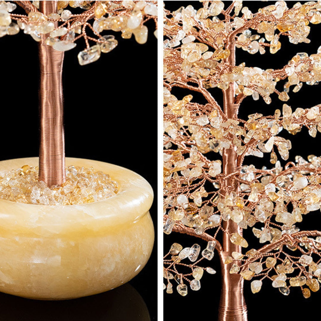 Arbre de vie décoratif en pierres semi-précieuses d'améthyste, de citrine et d'aventurine, avec un tronc et des branches en fil de cuivre et un pot en onyx jaune.