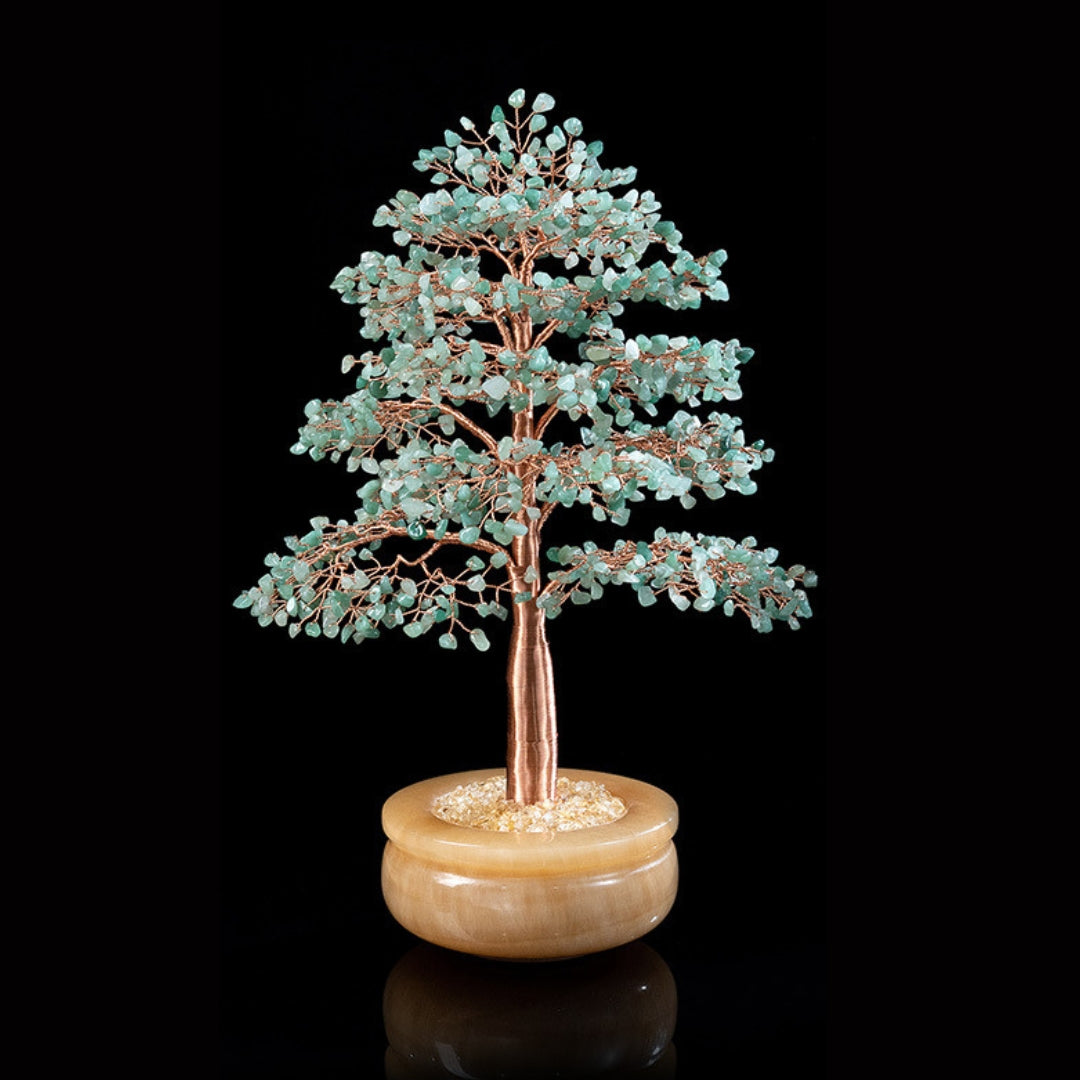 Grand arbre de vie décoratif avec des feuilles en améthyste, citrine et aventurine, monté sur un tronc en cuivre et dans un pot en pierre jaune.