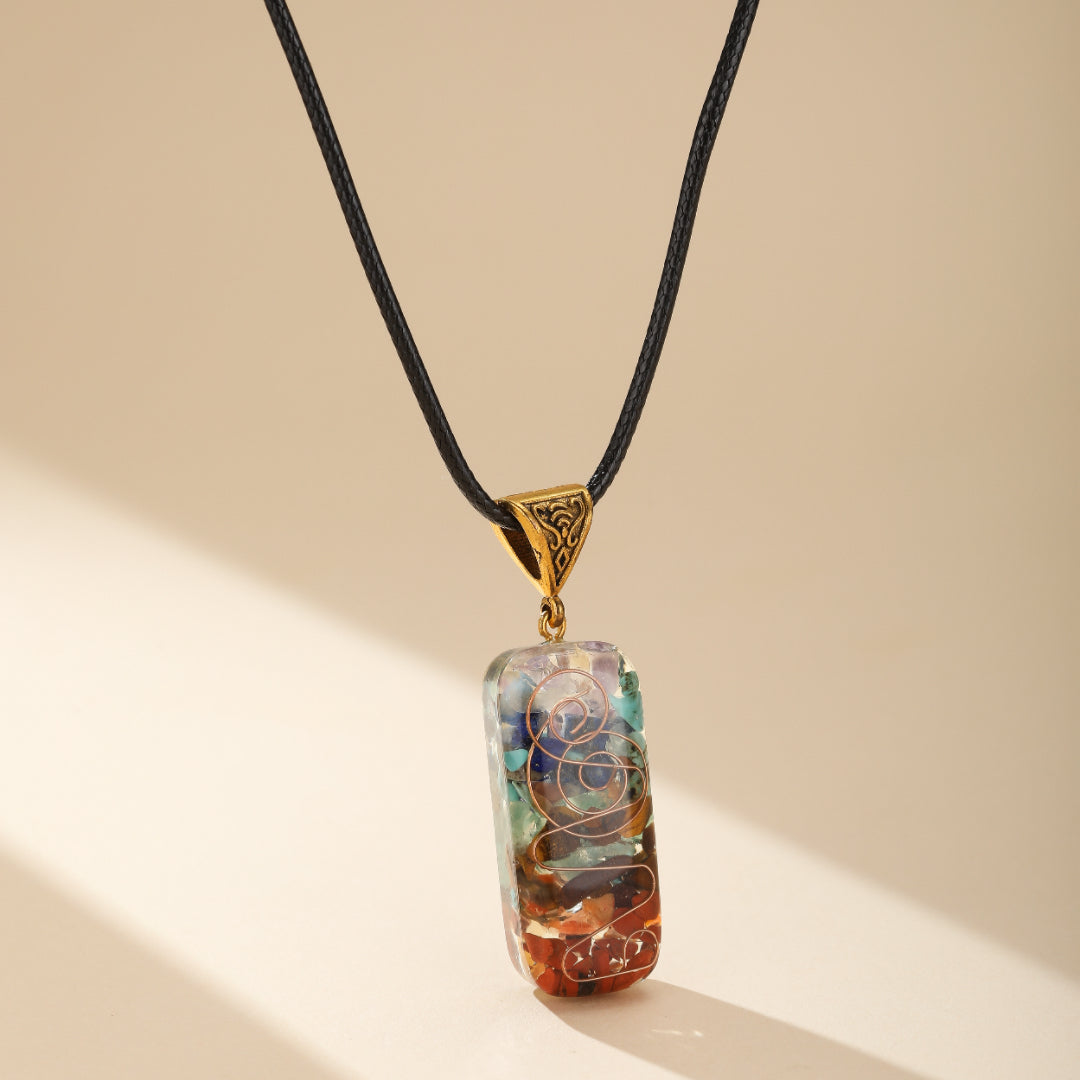 Pendentif 7 Chakras en pierres naturelles pour harmonisation Reiki, collier énergétique pour méditation et équilibre émotionnel. Bijou spirituel artisanal avec bélière dorée.