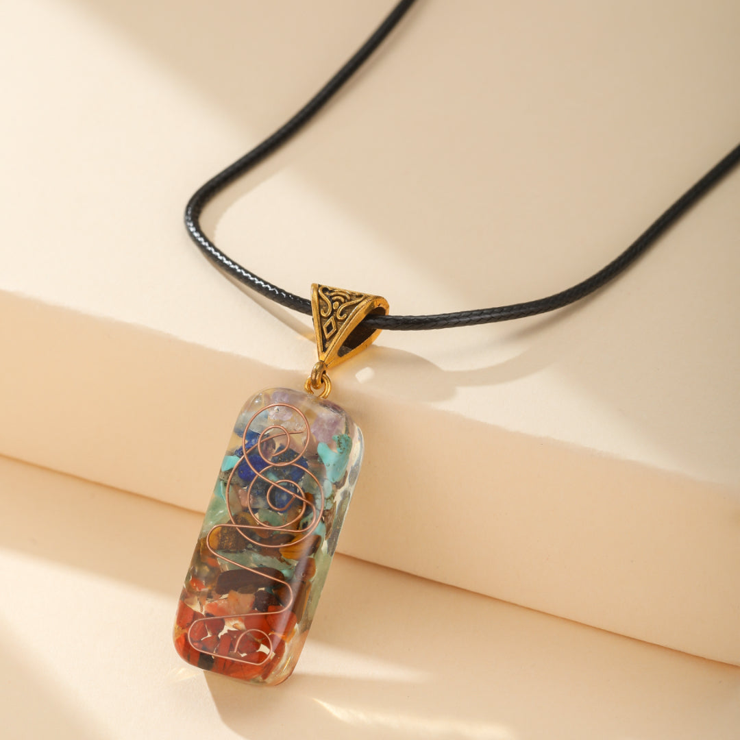 Collier Pendentif 7 Chakras en pierres naturelles authentiques, idéal pour le reiki, l'ancrage et la pleine conscience. Bijou d'énergie vitale avec cordelette noire, cadeau bien-être unique.