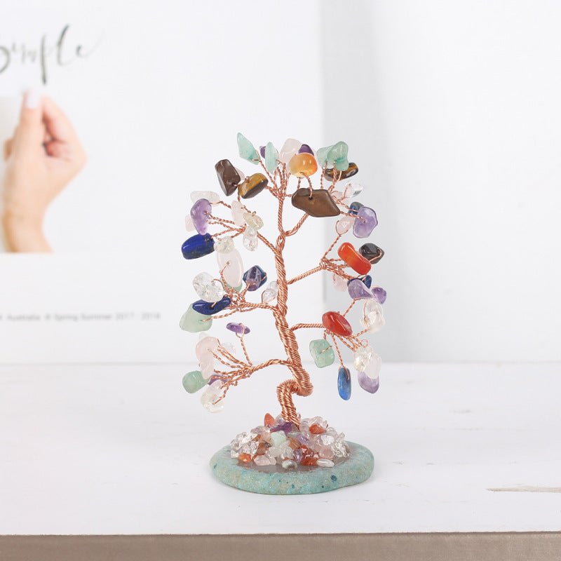 Porte-bonheur Arbre de Vie en pierres des 7 chakras multicolores, avec une base en agate bleue et une finition en cuivre.
