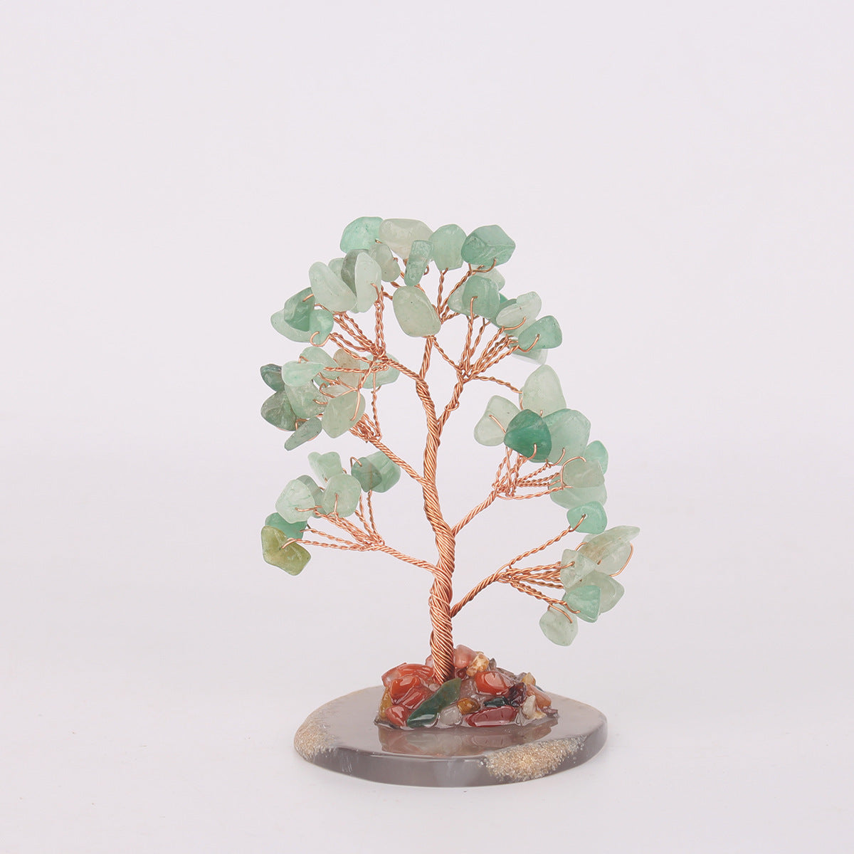 Porte-bonheur Arbre de Vie en pierres de 7 Chakras, un arbre décoratif aux feuilles vertes et au tronc en fil de cuivre, sur un socle en agate.