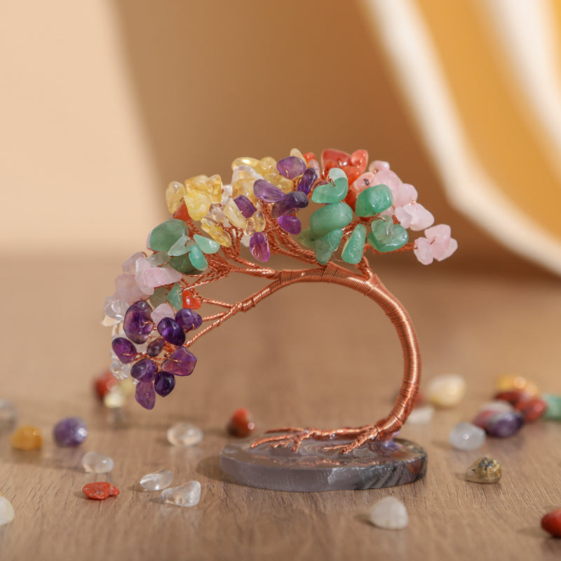 Gros plan sur l'Arbre de Vie « Sagesse » en pierres naturelles, mettant en évidence la texture et la qualité des pierres.