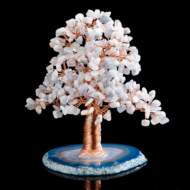 Arbre de vie décoratif en aigue-marine et agate bleue, avec des branches en fil de cuivre et un tronc torsadé, sur une base en agate polie