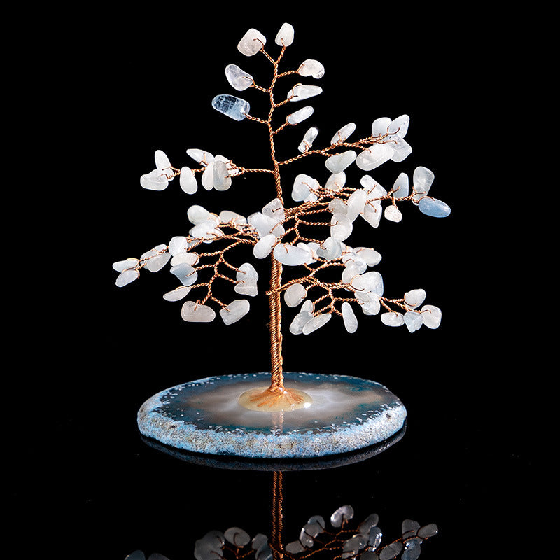 Arbre de vie décoratif en aigue-marine et agate, avec des branches en fil de cuivre et une base en agate polie, sur fond noir. Dimensions 11x10cm.