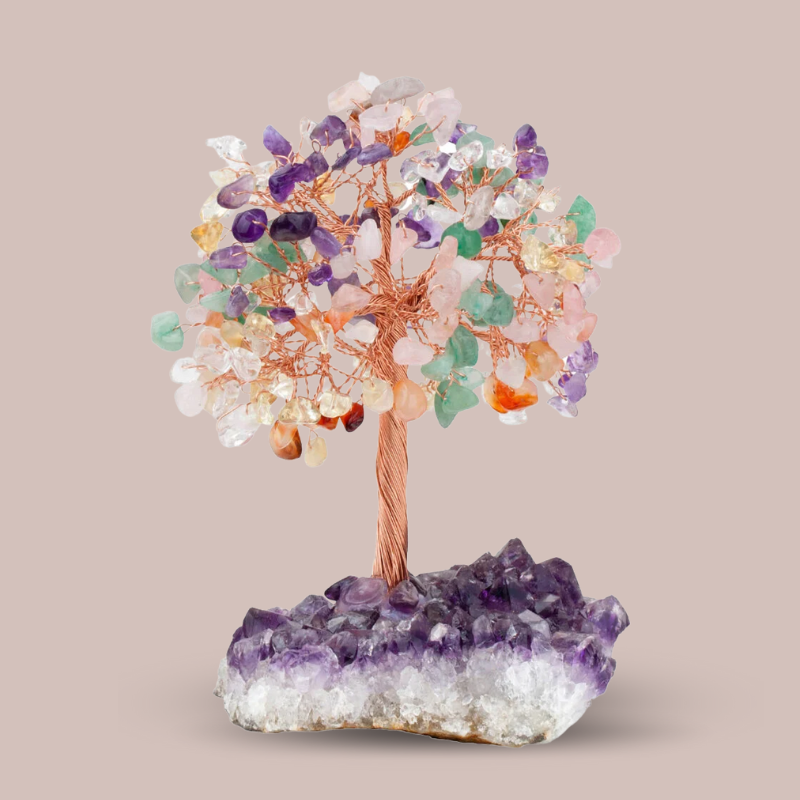 Arbre de vie artisanal "Trésor" avec des feuilles en pierres semi-précieuses multicolores et une base en améthyste brute.