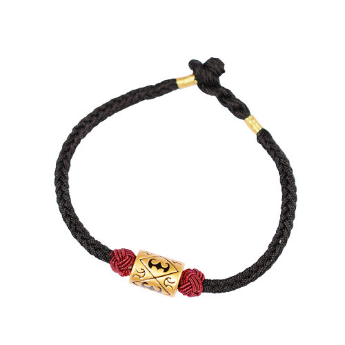 Le bracelet "Pareja" en Fil Rouge de couleur noir sur fond blanc