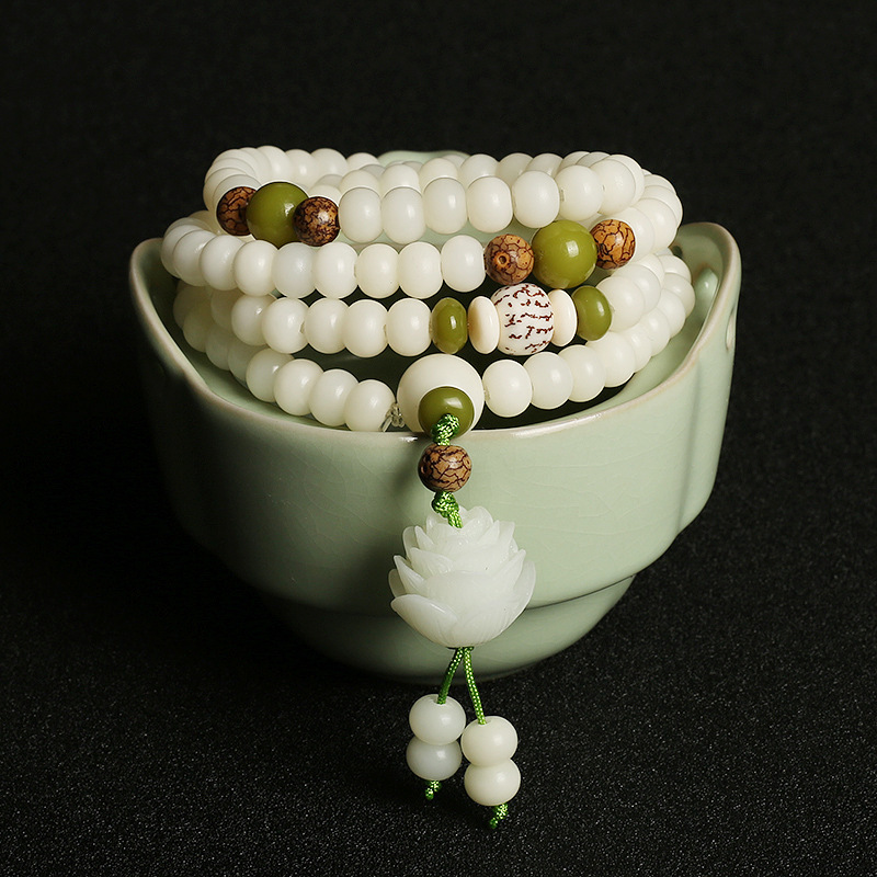 Le magnifique mâlâ "Fleur de Jade" dans un bol en porcelaine vert pastel