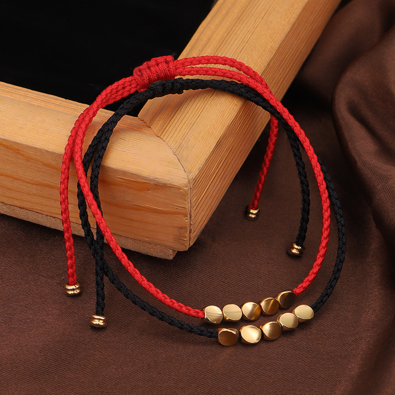 Bracelet "Flot" en rouge et noir sur un cadre en bois