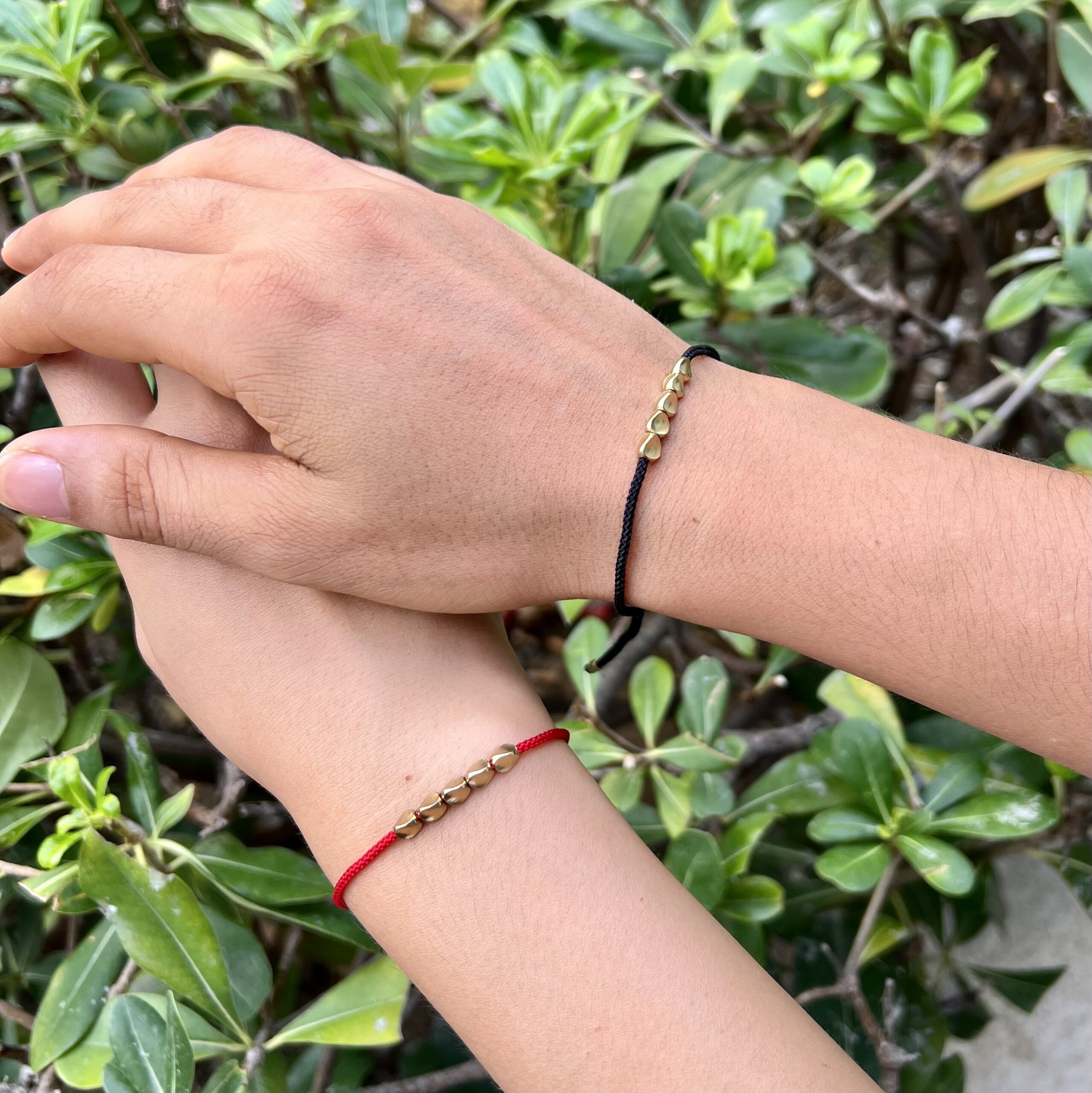 Le bracelet "Flot" en Fil rouge porté par un couple