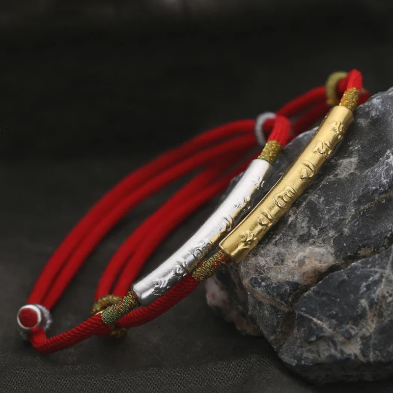 Le bracelet "Mon bonheur" avec mantras en argent et en doré sur une pierre