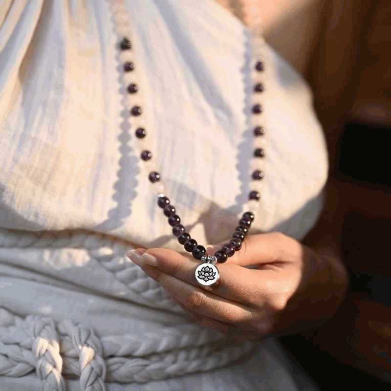Le Mâlâ "Rosita" porté comme collier par une femme qui porte une robe