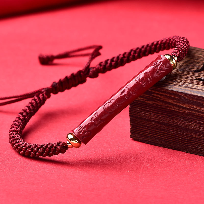 "Elégance asiatique" posé sur un coffret en bois sur une nappe rouge