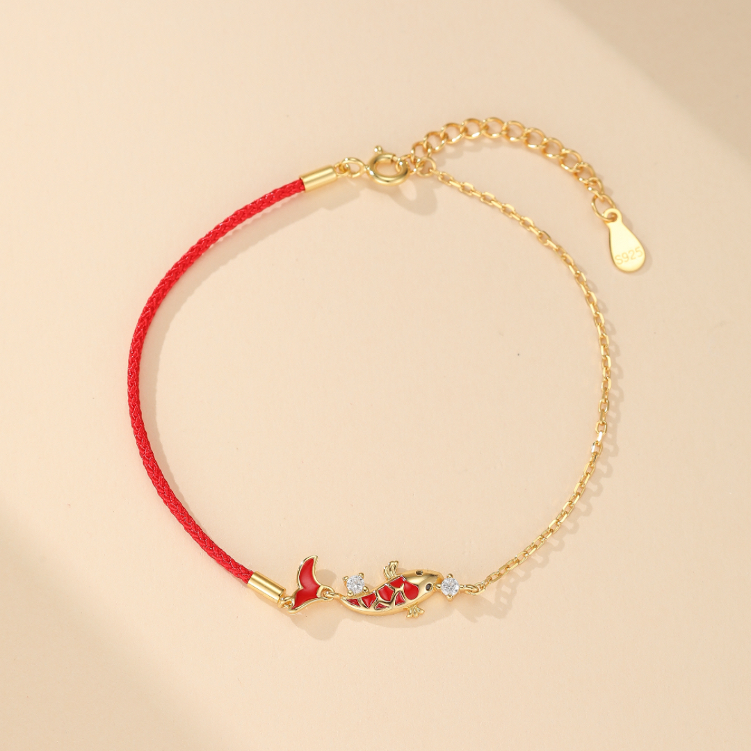 Bracelet Fil Rouge 'Chance' avec Carpe Koï