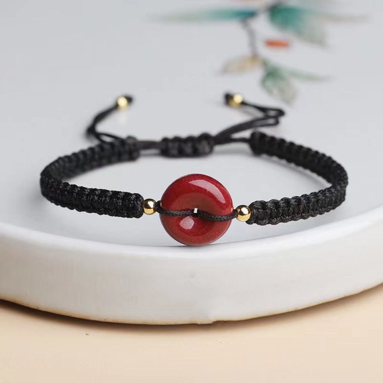 Bracelet Tibétain “Rouge-Gorge” en Cinabre et Fil Rouge Moment ici