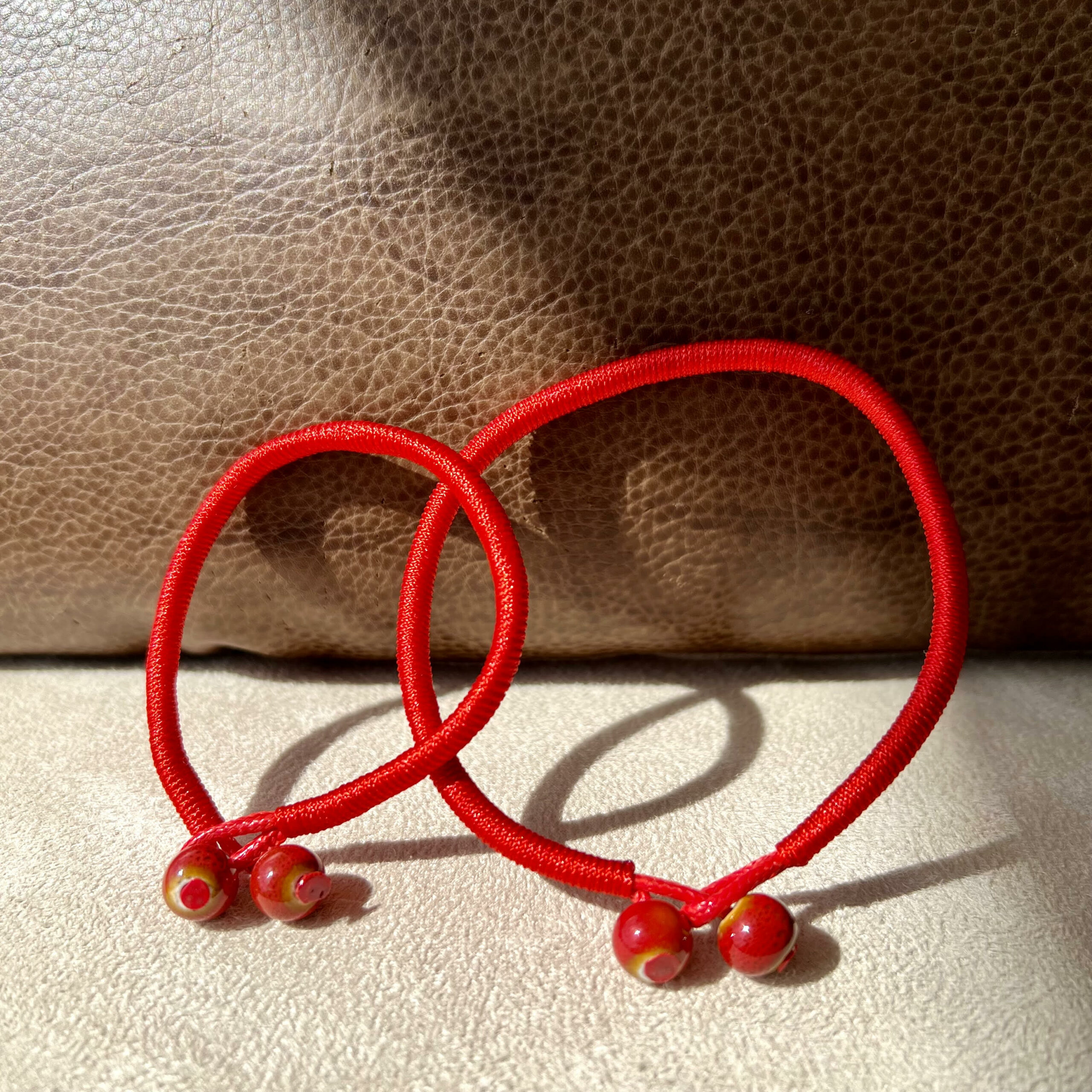 Deux bracelet "Porte-Bonheur" en Fil Rouge