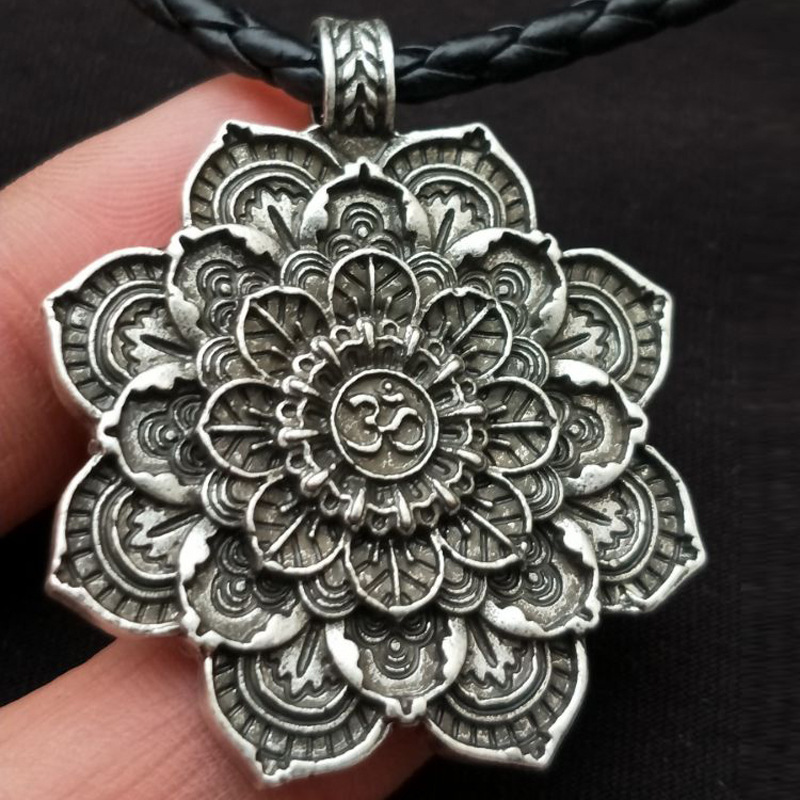 Le Collier Mandala "Zen" en OM de couleur argent