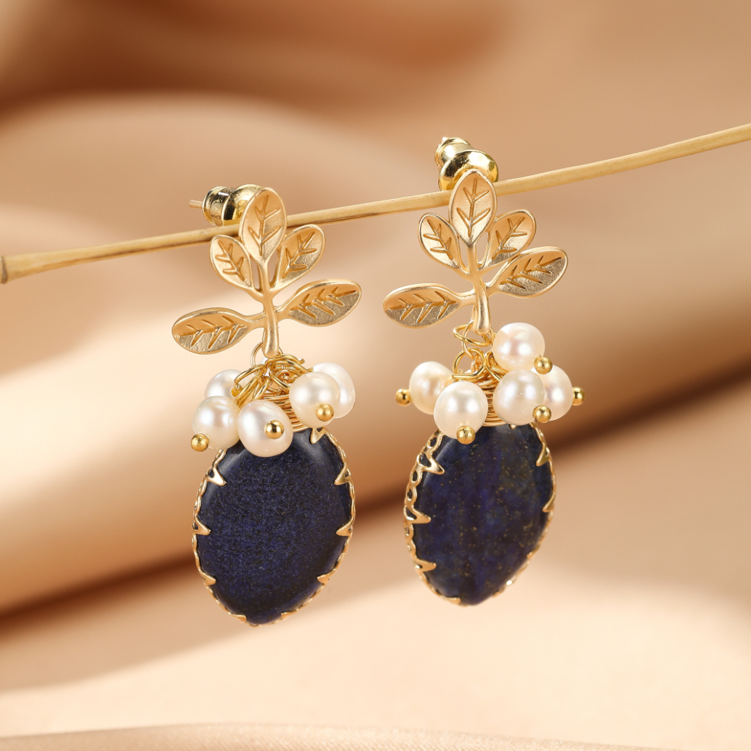 Boucles d’Oreilles Lapis Lazuli et Perle – Fleur de Sérénité, Argent Plaqué Or