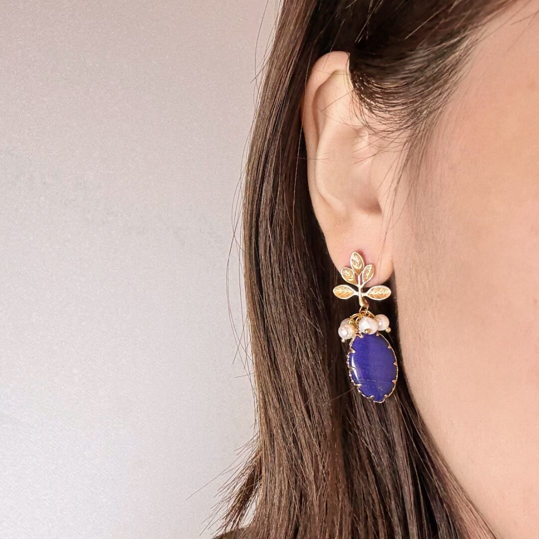 Boucles d’Oreilles Lapis Lazuli et Perle – Fleur de Sérénité, Argent Plaqué Or