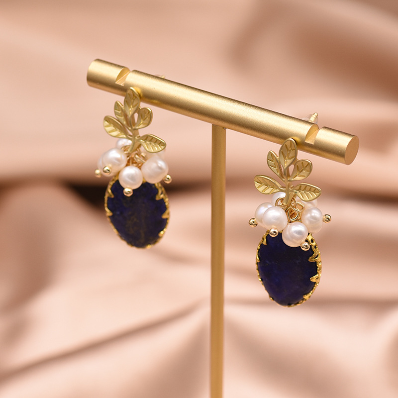 Boucles d’Oreilles Lapis Lazuli et Perle – Fleur de Sérénité, Argent Plaqué Or