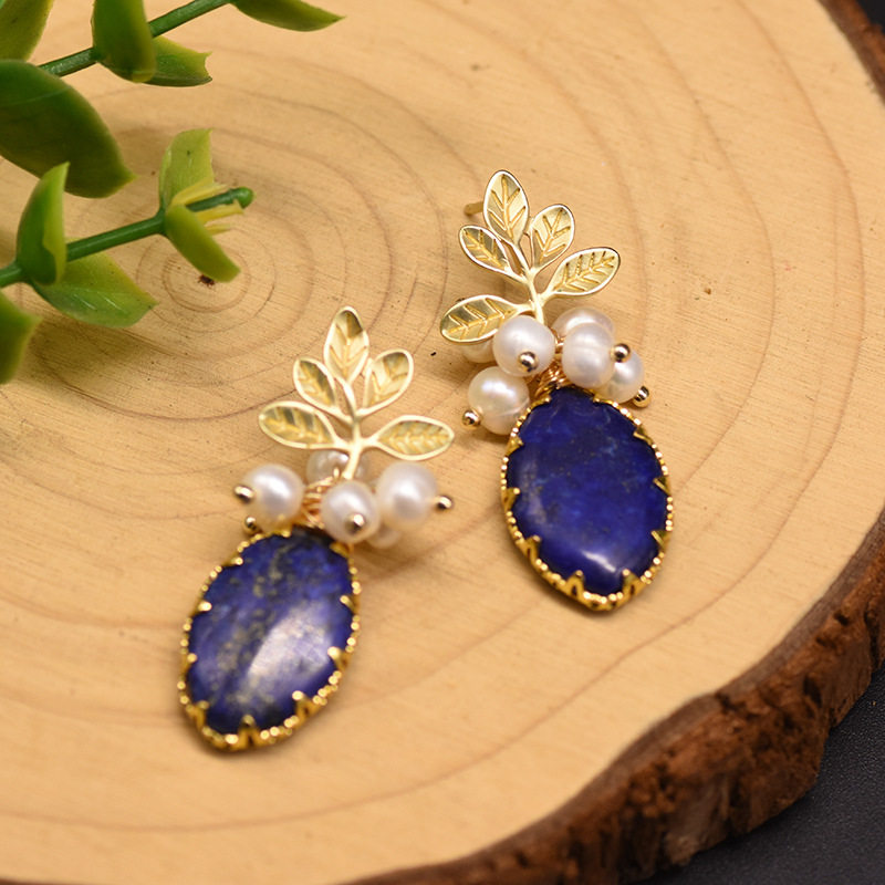 Boucles d’Oreilles Lapis Lazuli et Perle – Fleur de Sérénité, Argent Plaqué Or