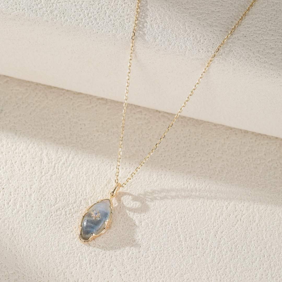 Collier Labradorite – Apaisement Cosmique, Argent Plaqué Or