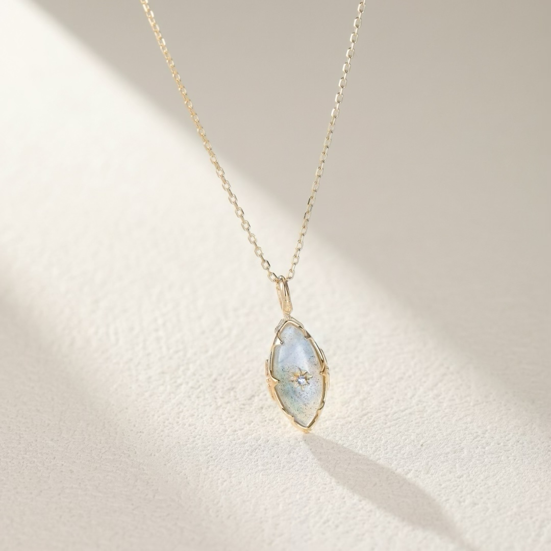 Collier Labradorite – Apaisement Cosmique, Argent Plaqué Or
