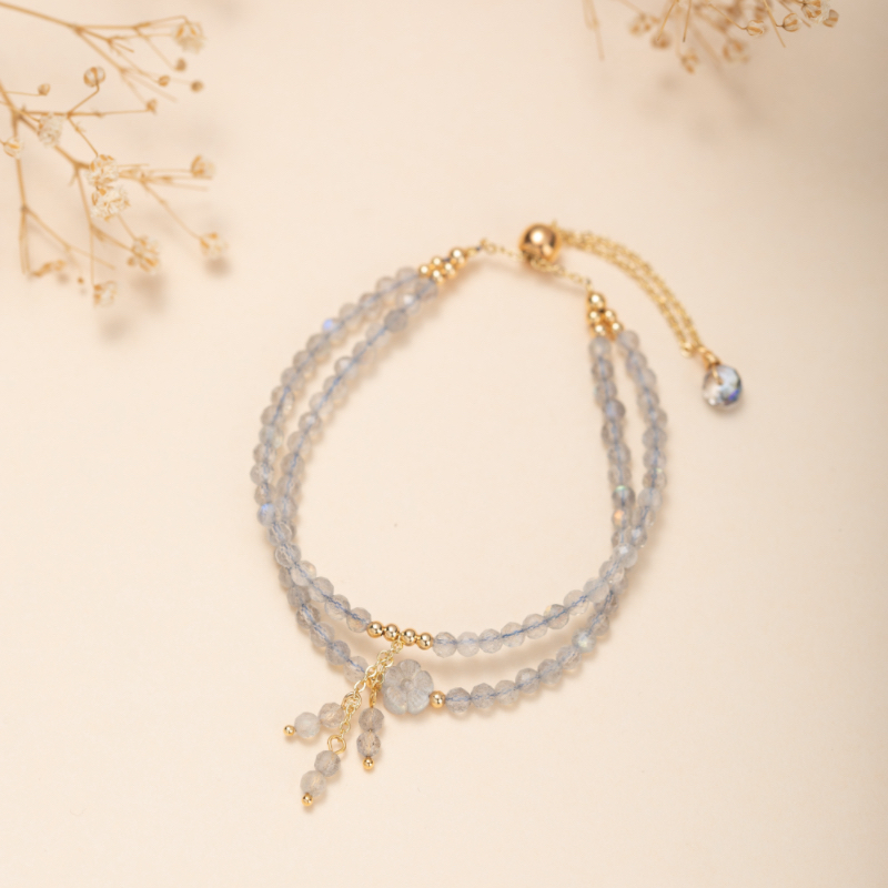 Bracelet Labradorite – Fleur Subtile, Élégance Allongée, Plaqué Or