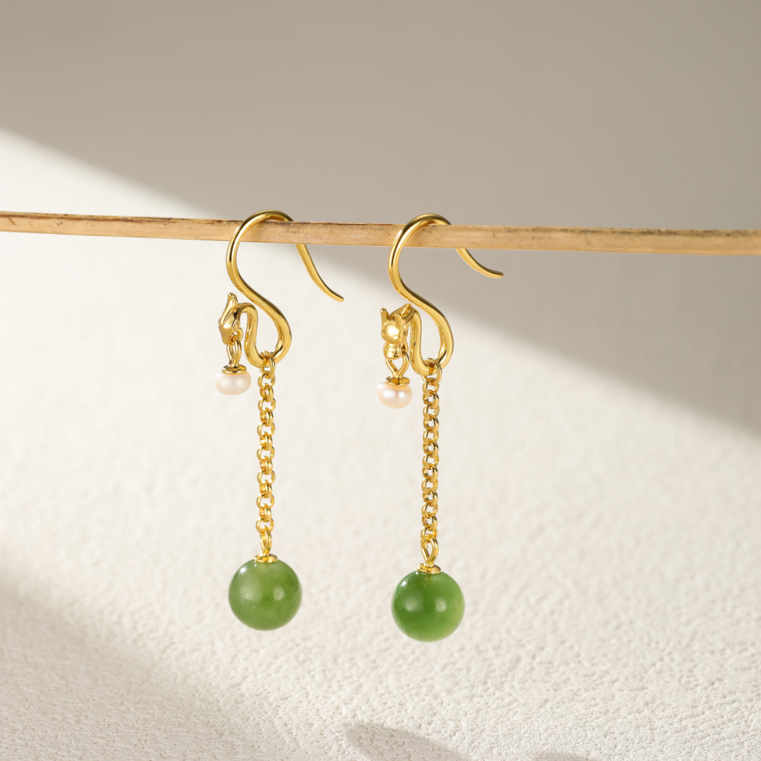 Boucles d'Oreilles Pendantes Jade et Perle – Harmonie, Argent Plaqué Or