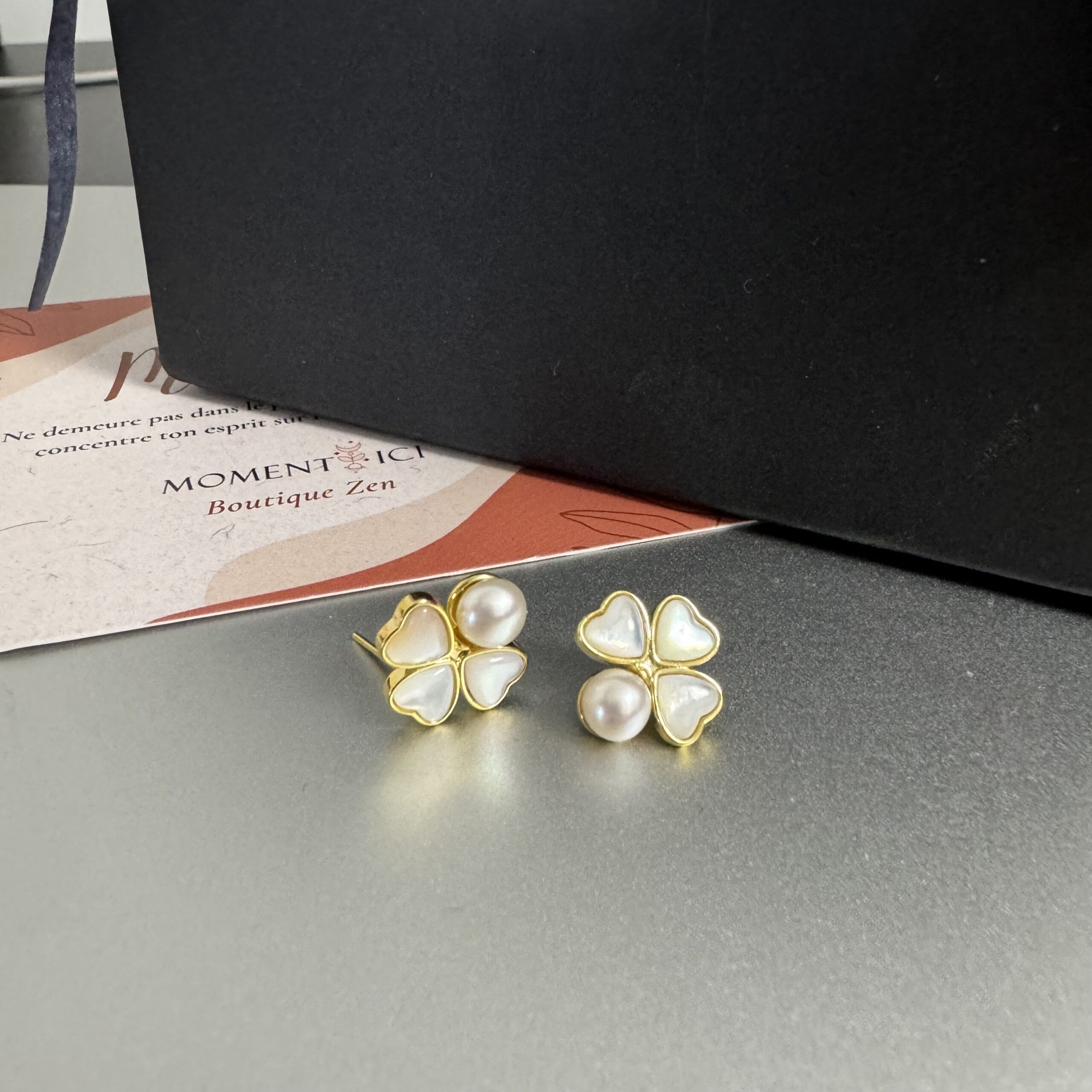 Boucles d'Oreilles Trèfle en Perle – Fleurs de Lune, Plaqué Or photo review