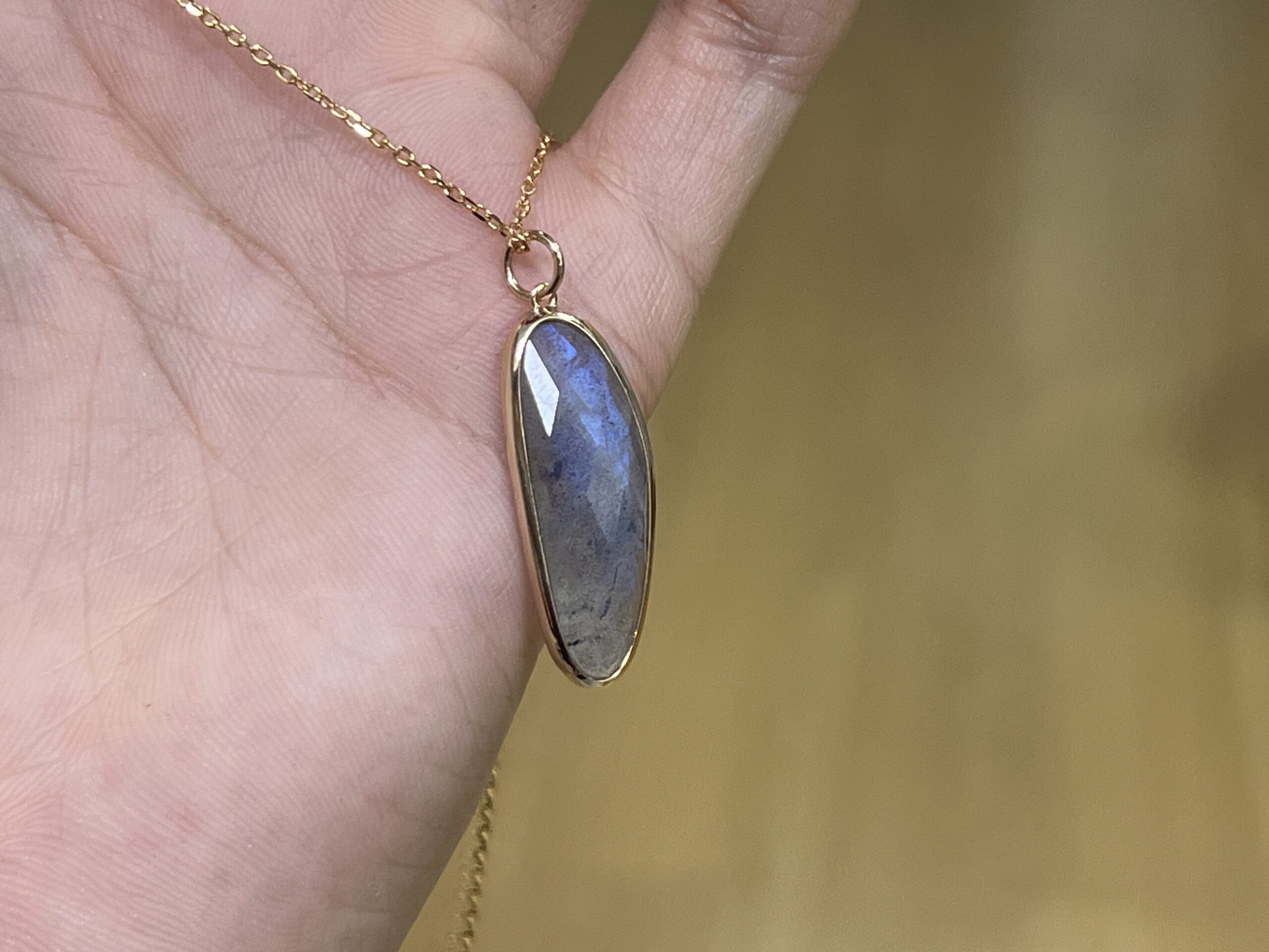 Collier Labradorite – Élipse Audacieuse, Argent Plaqué Or photo review