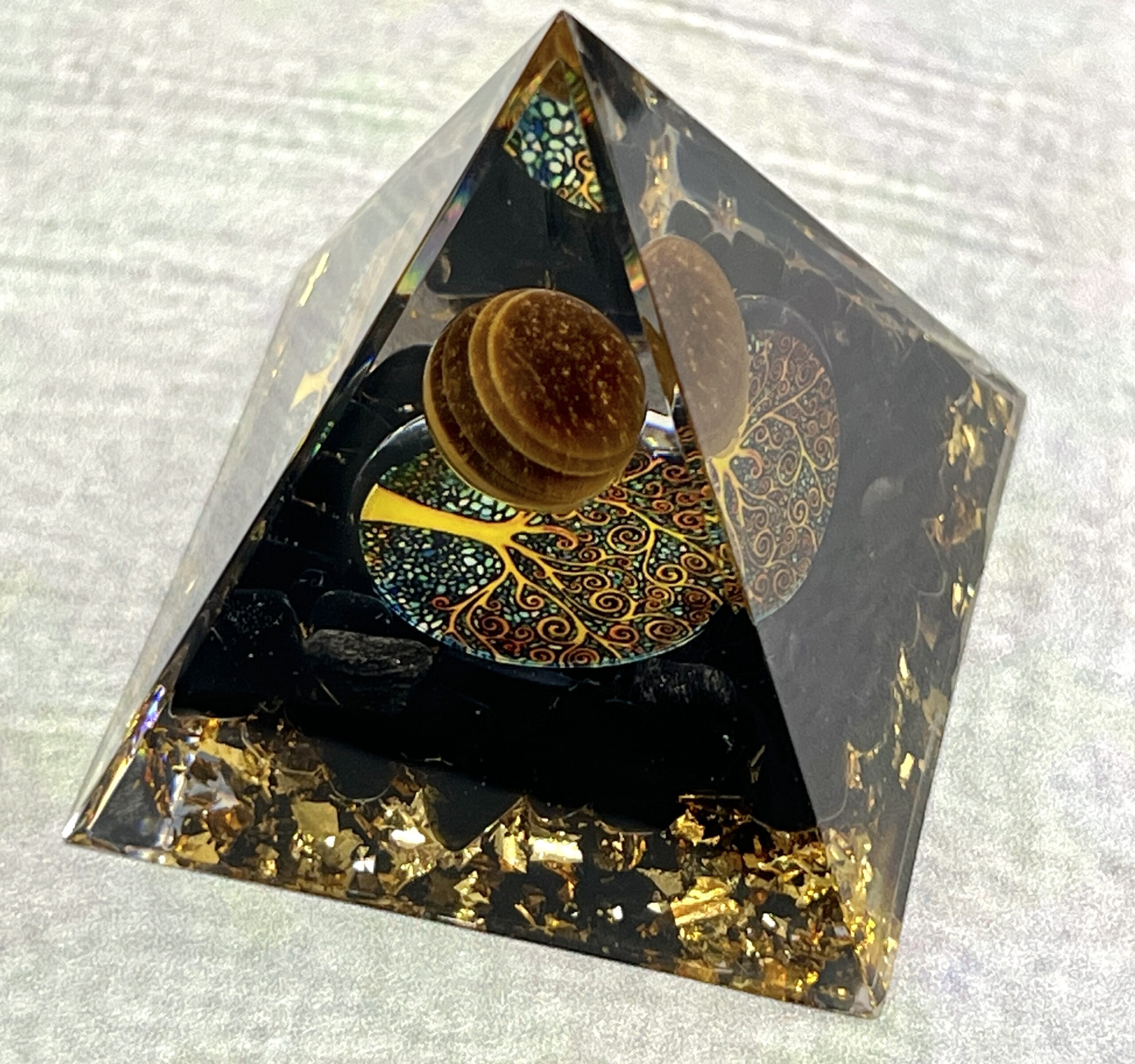 Protection – Pyramide Orgonite Arbre de Vie en Œil de Tigre et Obsidienne photo review