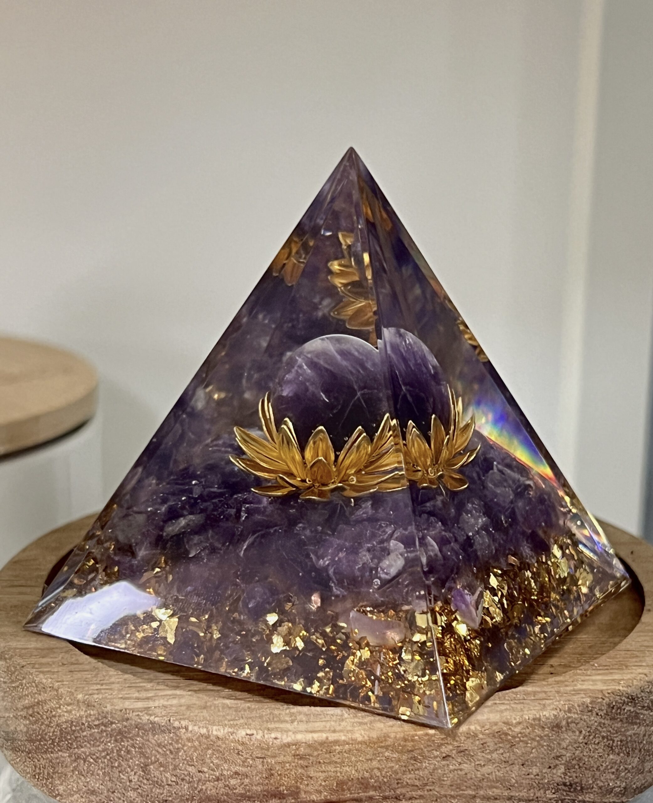 Renouveau – Pyramide Orgonite Lotus en Améthyste photo review
