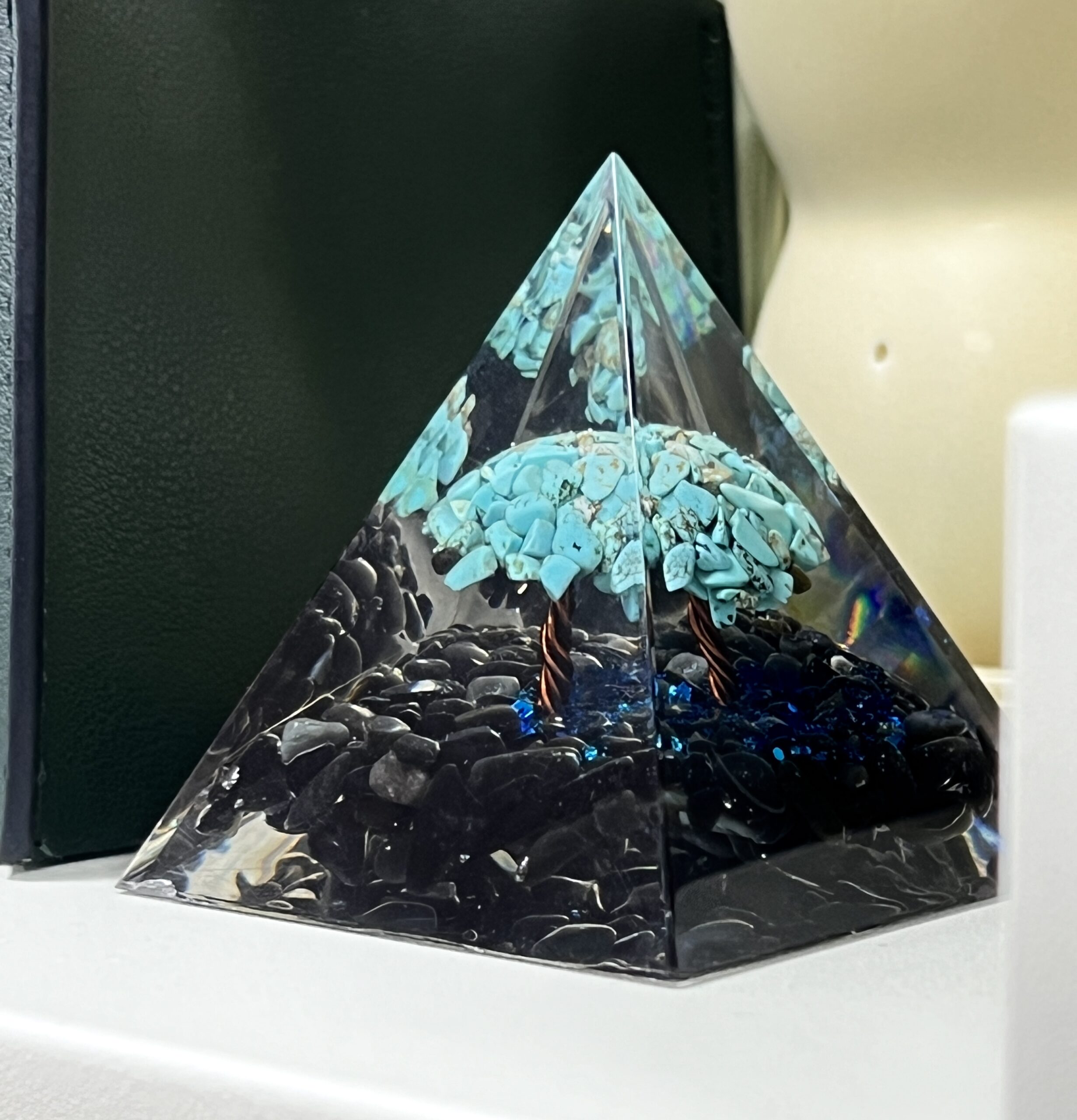 Protection Céleste – Pyramide Orgonite Arbre de Vie en Turquoise et Obsidienne photo review