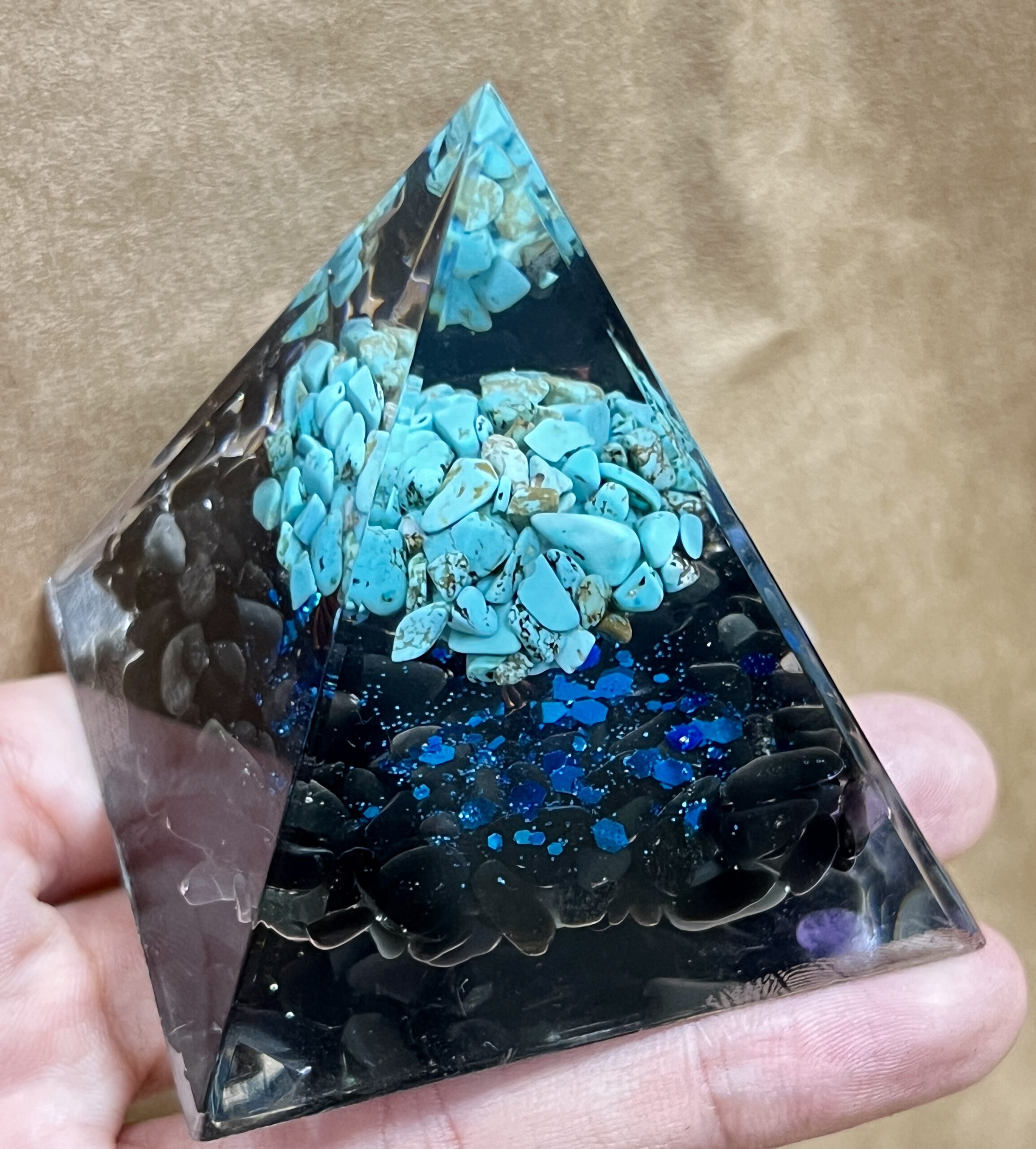 Protection Céleste – Pyramide Orgonite Arbre de Vie en Turquoise et Obsidienne photo review