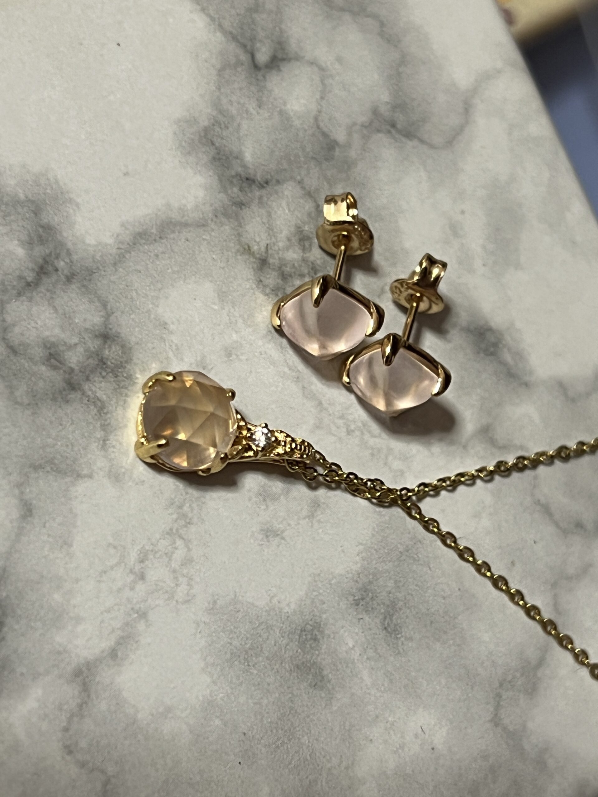 Collier Quartz Rose – Éclat Floral,  Argent Plaqué Or photo review