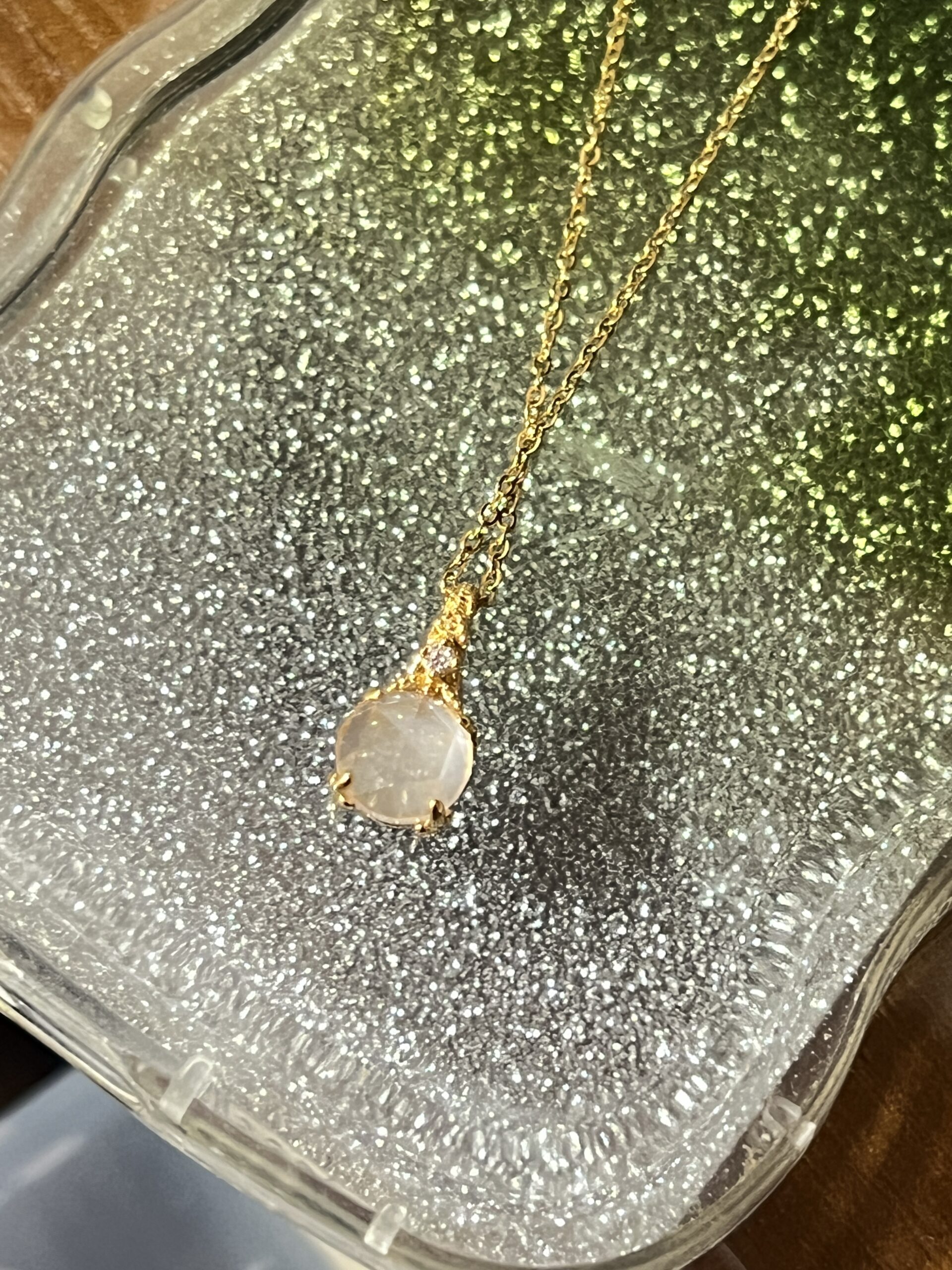 Collier Quartz Rose – Éclat Floral,  Argent Plaqué Or photo review