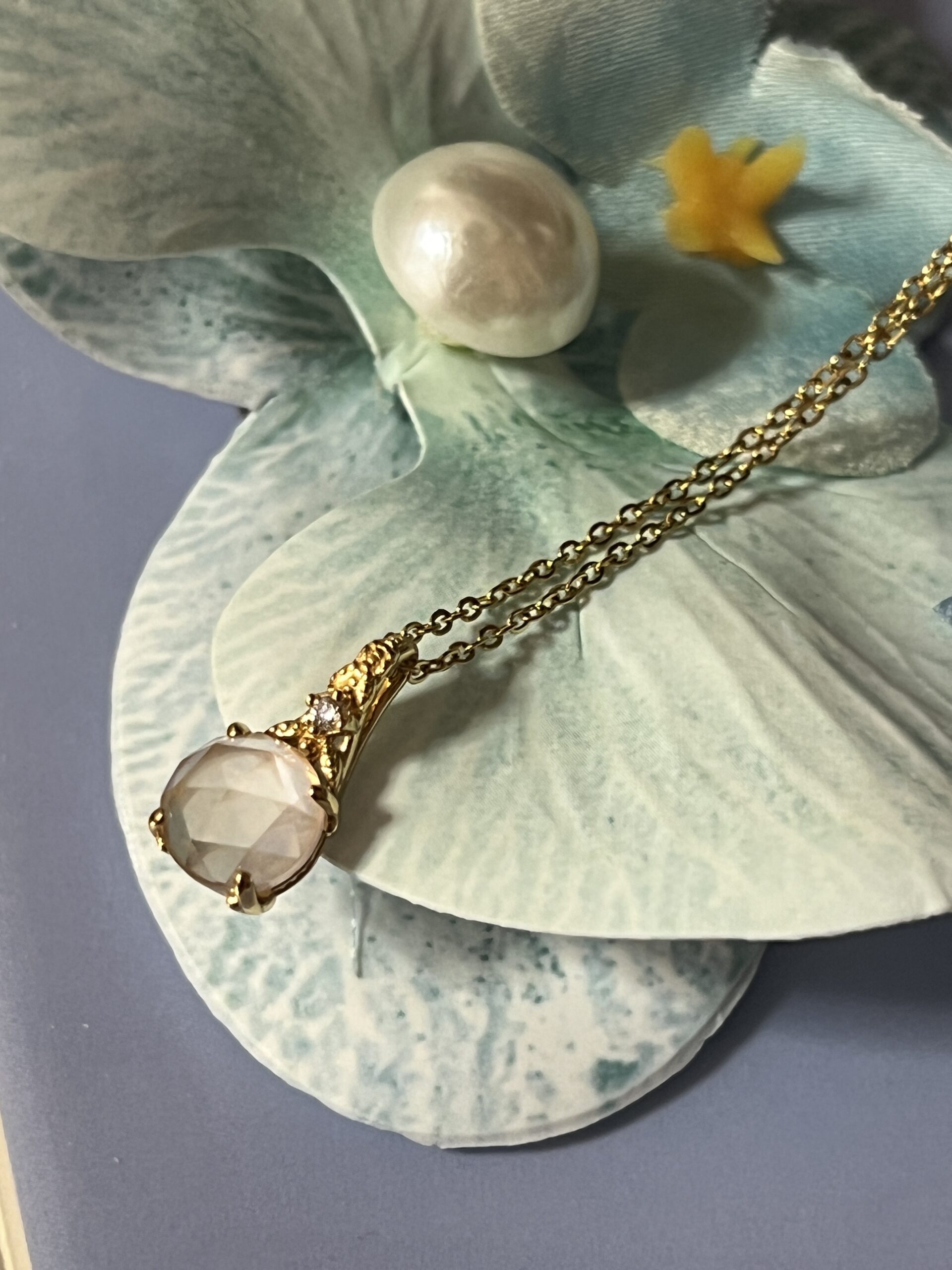 Collier Quartz Rose – Éclat Floral,  Argent Plaqué Or photo review