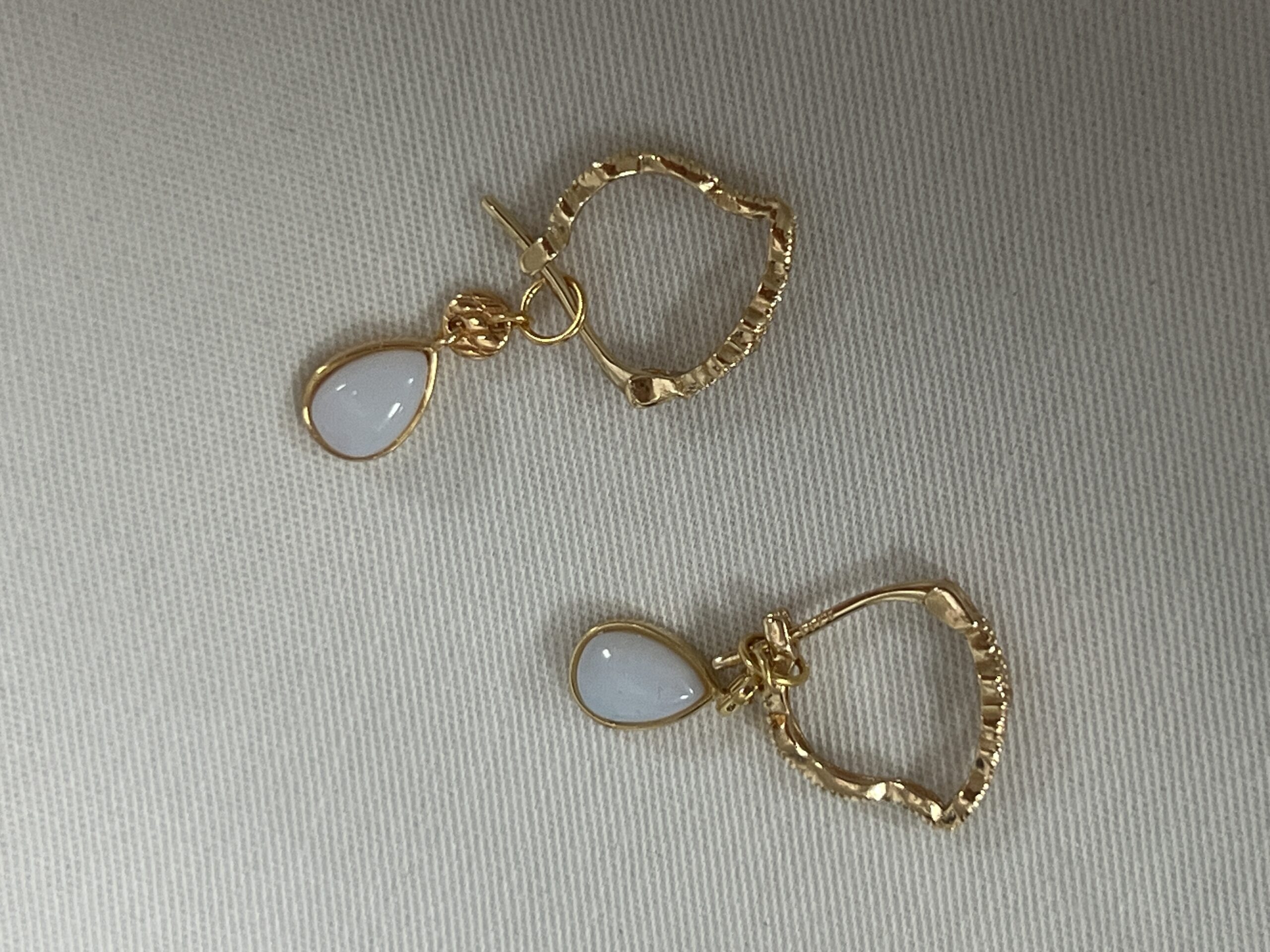 Boucles d'Oreilles Opale Blanche – Lueur Apaisante, Argent Plaqué Or photo review