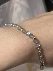 Bracelet Labradorite – Mystère d’Aurore, Laiton Plaqué Or 14K photo review