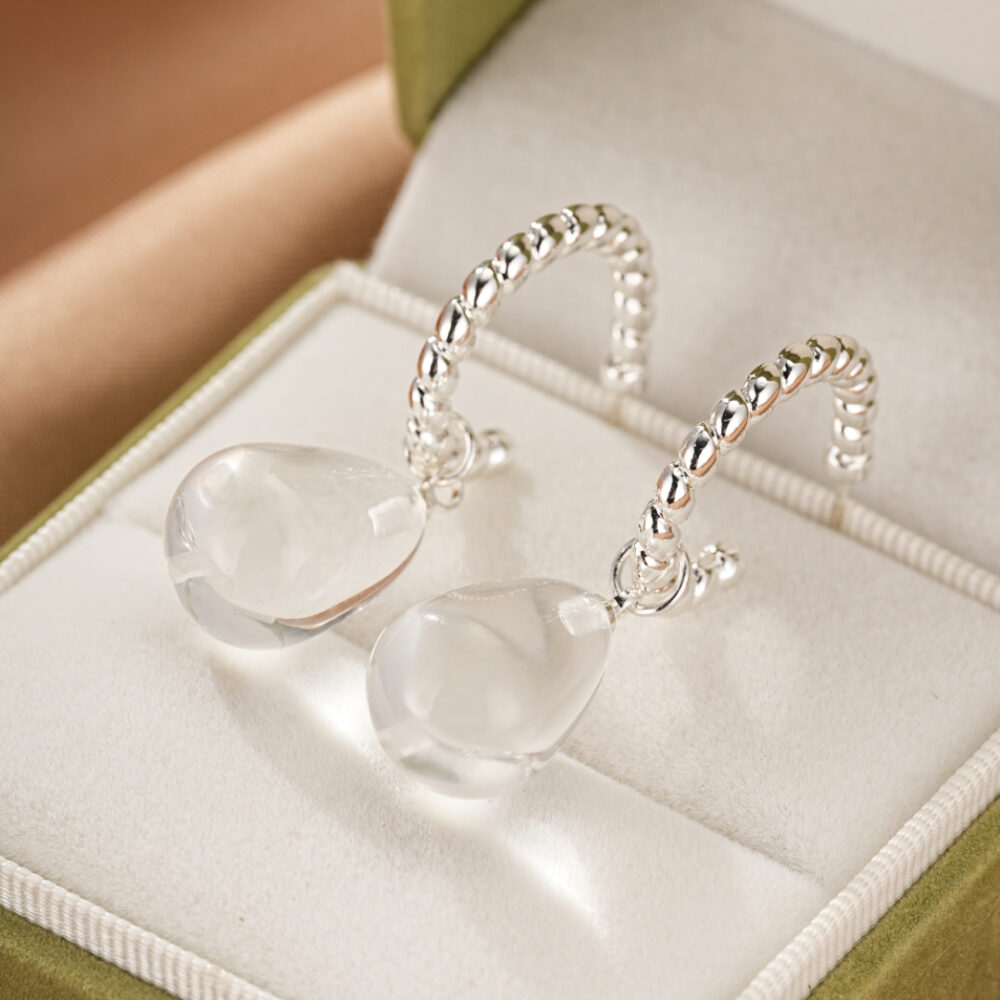 Boucles d’Oreilles Cristal de Roche – Goutte Spirale, Argent