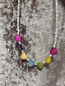 Collier Enfant Nacre – Cœurs Arc-en-Ciel photo review