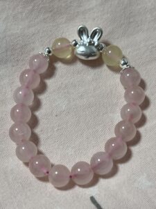 Bracelet Enfant Quartz Rose et Calcédoine Jaune – Douceur Lapin, Argent photo review