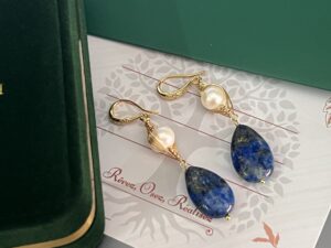 Boucles d'Oreilles Perles et Lapis Lazuli - Blanc et Bleu photo review
