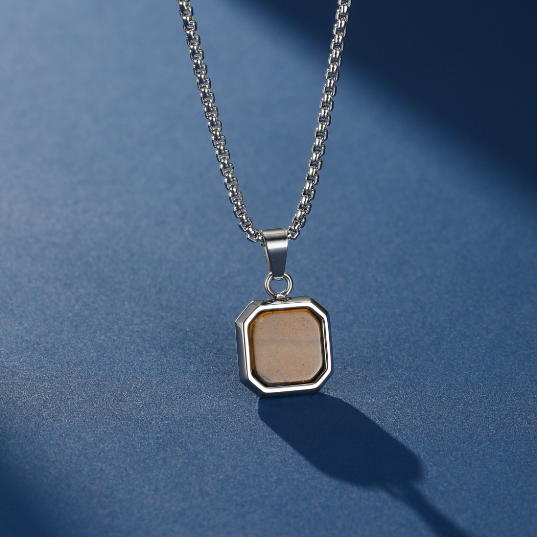 Collier Homme Œil de Tigre – Médaillon Géométrique