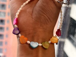 Collier Enfant Nacre – Cœurs Arc-en-Ciel photo review