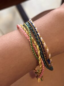 Bracelet Enfant Tressé – Arc-en-Ciel Chanceux photo review