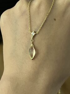 Collier Cristal de Roche – Élixir de Lumière, Argent Plaqué Or 14K photo review